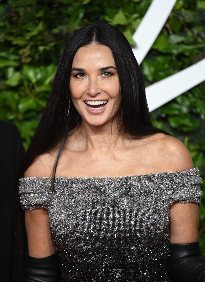 Americká herečka známá pod uměleckým jménem Demi Moore, vstoupila do širšího povědomí teenagerskými filmy osmdesátých let a v následující dekádě se již prosadila mezi nejznámější hollywoodské hvězdy. Narodila se 1. listopadu 1962 a po velkém komerčním úspěchu snímku Duch začala být obsazovaná do lepších rolí. Za roli v minisérii Kdyby zdi mohly mluvit byla nominovaná na Zlatý Glóbus. 
