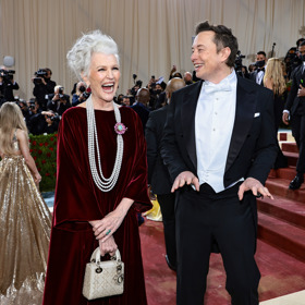 Maye Musk a její syn Elon Musk, nejbohatší člověk na světě, inovátor, vizionář, zakladatel kosmické společnosti SpaceX a automobilky Tesla, který také koupil a přejmenoval sociální síť Twitter na X. Takhle skvěle se v květnu 2022 bavili a užívali si Met Gala, nejprestižnější módní událost a "největší módní večer“ na světě v newyorském Metropolitním muzeu umění.
