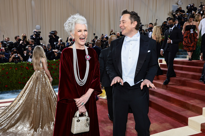 Maye Musk a její syn Elon Musk, nejbohatší člověk na světě, inovátor, vizionář, zakladatel kosmické společnosti SpaceX a automobilky Tesla, který také koupil a přejmenoval sociální síť Twitter na X. Takhle skvěle se v květnu 2022 bavili a užívali si Met Gala, nejprestižnější módní událost a "největší módní večer“ na světě v newyorském Metropolitním muzeu umění.
