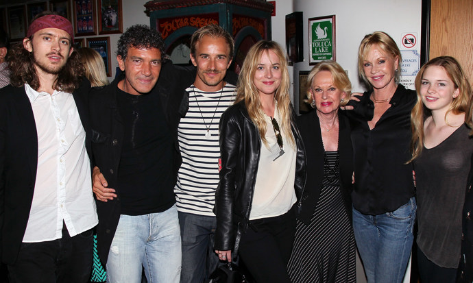 Herci Alexander Bauer, Antonio Banderas, Jesse Johnson a herečky Dakota Johnson, Tippi Hedren, Melanie Griffith a její dcera Stella Banderas na premiéře snímku No Way Around But Through v roce 2012. 
