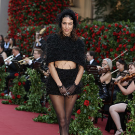 Módní ikona Alexa Chung v rafinovaném černém outfitu. 
