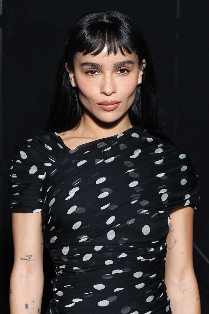Zoë Kravitz předvádí další možnost nošení dětské/mikro ofiny. Tentokrát s rozpuštěnými dlouhými vlasy po stranách odsunutými za uši.
Zoë Kravitz předvádí další možnost nošení dětské/mikro ofiny. Tentokrát s rozpuštěnými dlouhými vlasy po stranách odsunutými za uši.