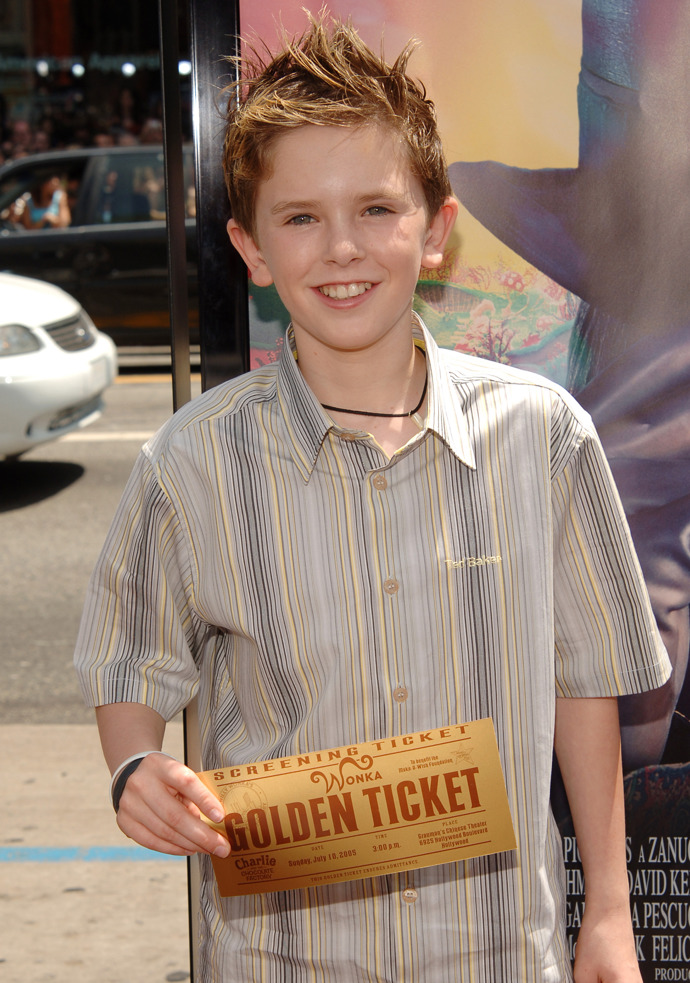 Vzpomínáte si na snímek Karlík a továrna na čokoládu? Jednu z hlavních dětských rolí zde ztvárnil Freddie Highmore.
