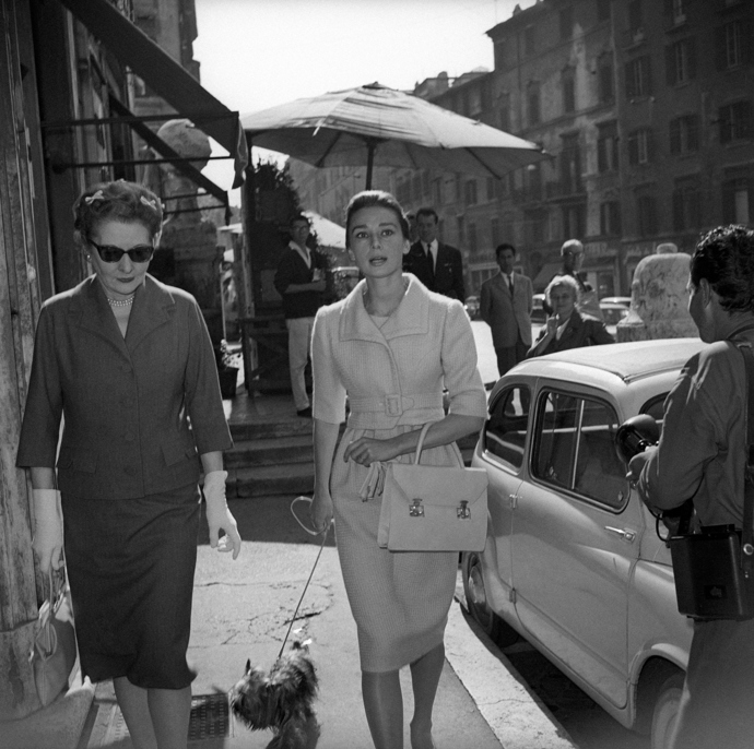 Audrey Hepburn na procházce s maminkou. I při venčení svého psa si zakládala na eleganci. 
