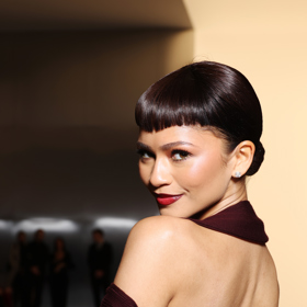 Dětskou ofinu jako vlasový trend pro jaro/léto 2024 nastolila Zendaya, když letos v lednu na přehlídce Fendi účes inspirovaný Audrey Hepburn posunula do další dimenze.
