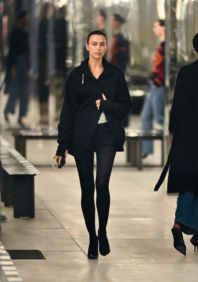 Modelka Irina Sheyk ve sportovně-elegantním outfitu. Černé šortky, punčochy i lodičky, tedy jedna barva od pasu ke špičkám nohou lichotí každé postavě.
