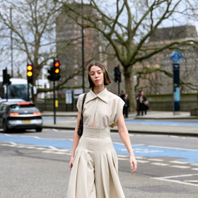 Emma Foster na letošním únorovém Fashion Weeku v Londýně. 

