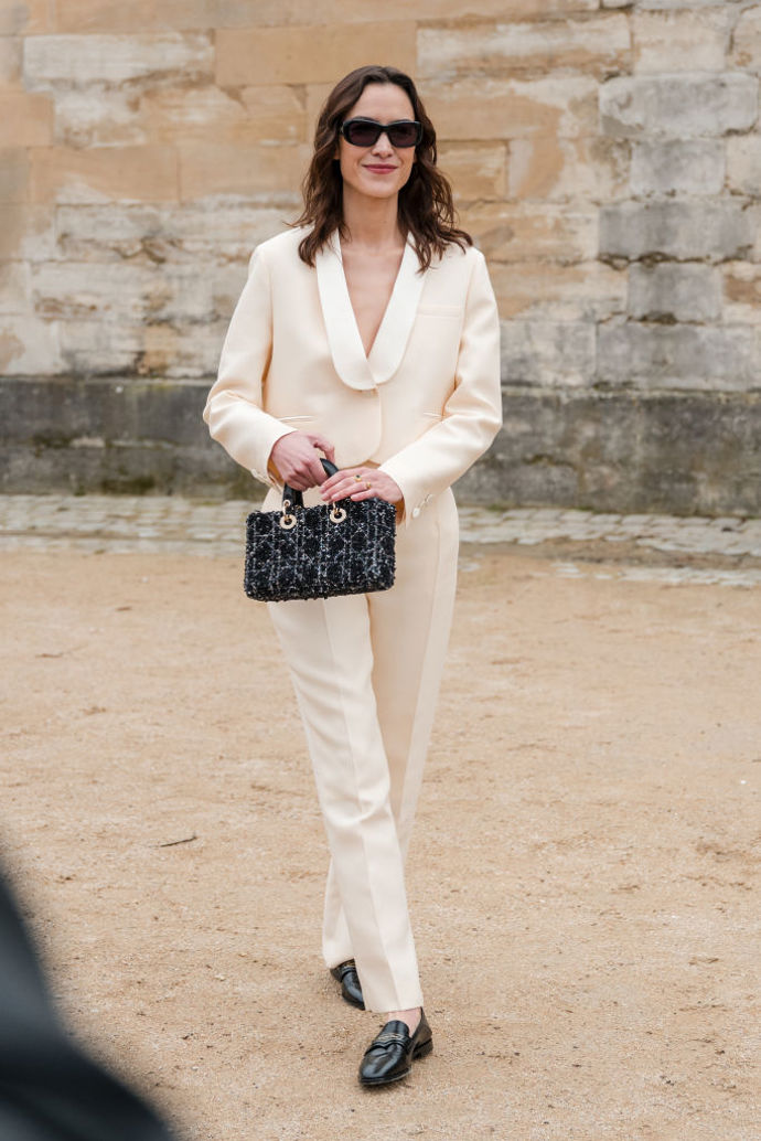 Alexa Chung obékla na přehlídku Dior krémový kalhotový kostým.
