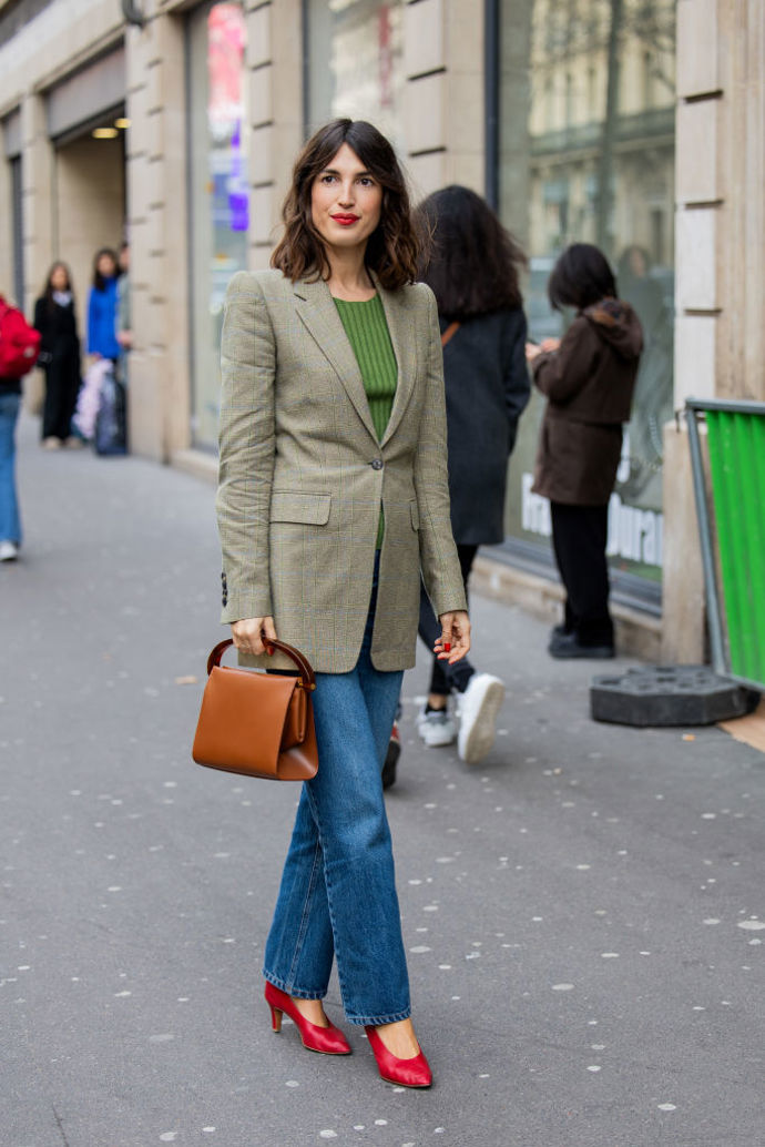 Jeanne Damas doplnila outfit červenými lodičkami.
