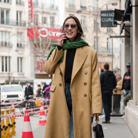 Alexa Chung oblékla nadčasových béžový dvouřadý kabát a místo šály výrazný zelený svetr.
