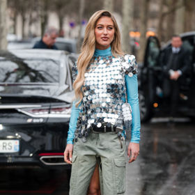Emili Sindlev na pařížském fashion weeku oblékla stříbný top Paco Rabanne přes tyrkysový rolák.
