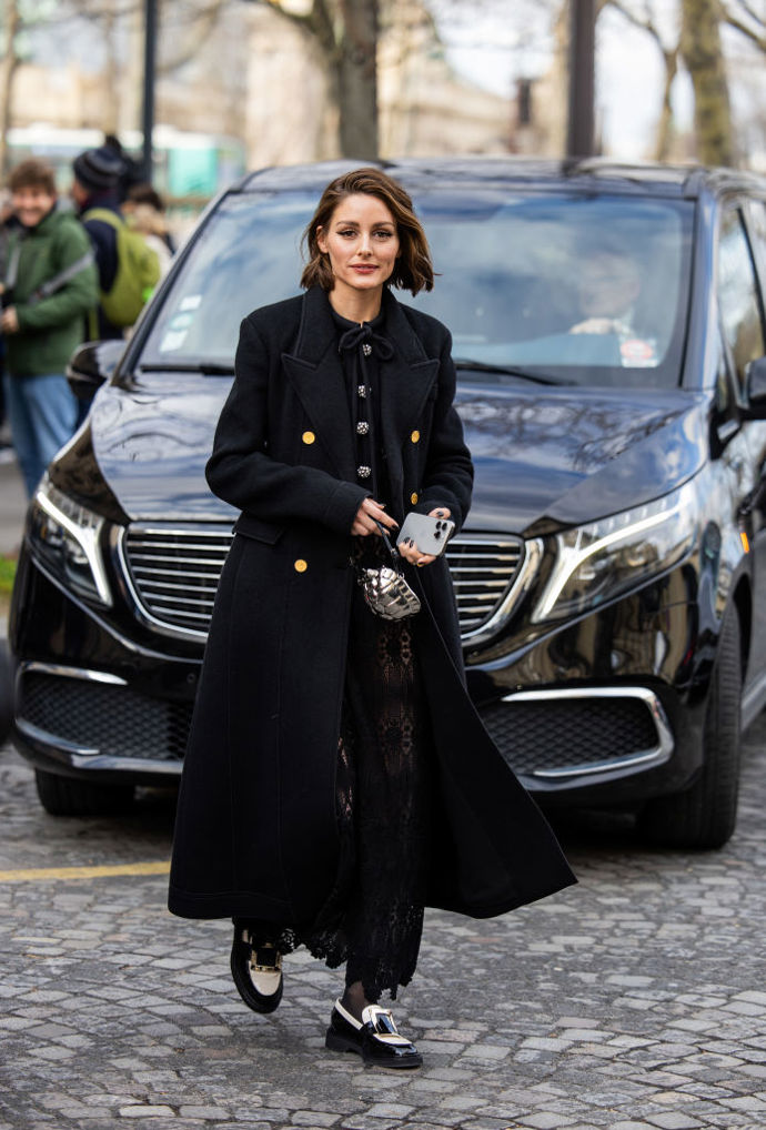 Olivia Palermo v celočerném outfitu doplněném černobílými mokasínami.
