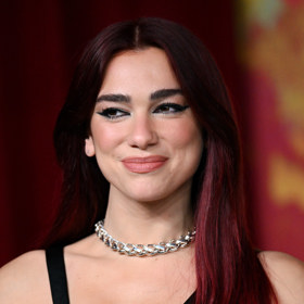 Barva třešňové coly baví i celebrity, momentálně ji nosí třeba zpěvačka a modelka Dua Lipa.

