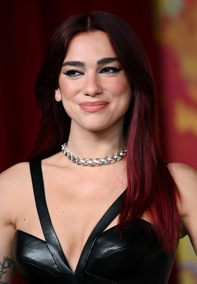 Barva třešňové coly baví i celebrity, momentálně ji nosí třeba zpěvačka a modelka Dua Lipa.
