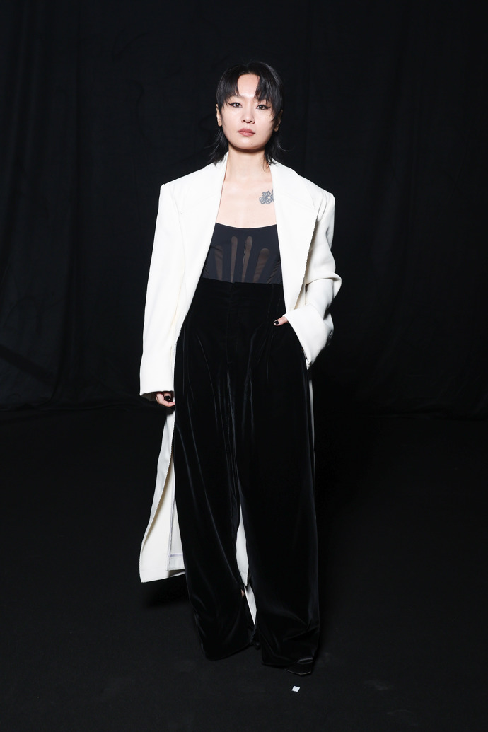 Kalhoty se supervysokým pasem byly viděny hojně na pařížském Fashion Weeku v březnu 2024.
Kalhoty se supervysokým pasem byly viděny hojně na pařížském Fashion Weeku v březnu 2024.
