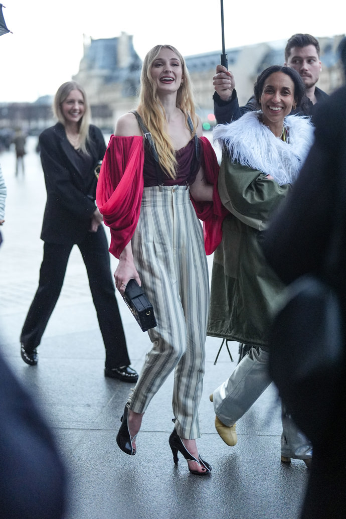 Sophie Turner vynesla kalhoty s vysokým pasem od Louis Vuittona.
Sophie Turner vynesla kalhoty s vysokým pasem od Louis Vuittona.