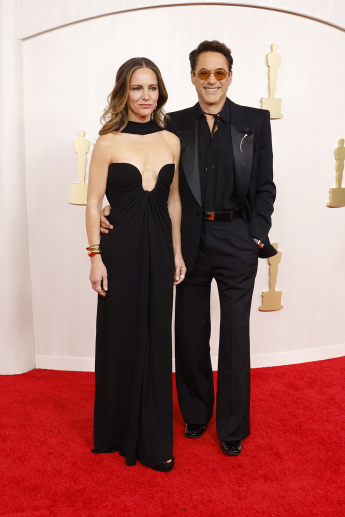 Susan Downey a Robert Downey Jr. oblékli Saint Laurent, šperky Tiffany & Co.
Susan Downey a Robert Downey Jr. oblékli Saint Laurent, šperky Tiffany & Co.