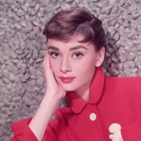 Audrey Hepburn mikro ofinu proslavila, vracela se k ni a nosila ji s krátkými i delšími vlasy.
