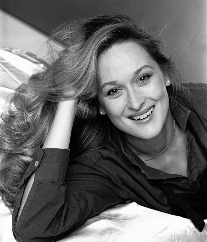 Meryl Streep, která se narodila 22. června 1949, je považována za jednu z nejlepších a nejoblíbenějších hereček všech dob. Velmi často se o ní mluví jako o královně Hollywoodu. Už odmala ráda zpívala a tančila, chtěla se stát operní pěvkyní. Opera pro ní znamenala mnoho, ale svou budoucnost později viděla v herectví. 

 
