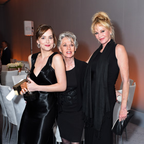 Dakota Johnson, Tippi Hedren a Melanie Griffith pózují s cenou Calvin Klein Emerging Star Award během 22. výročního udílení cen ELLE Women v Hollywoodu.
