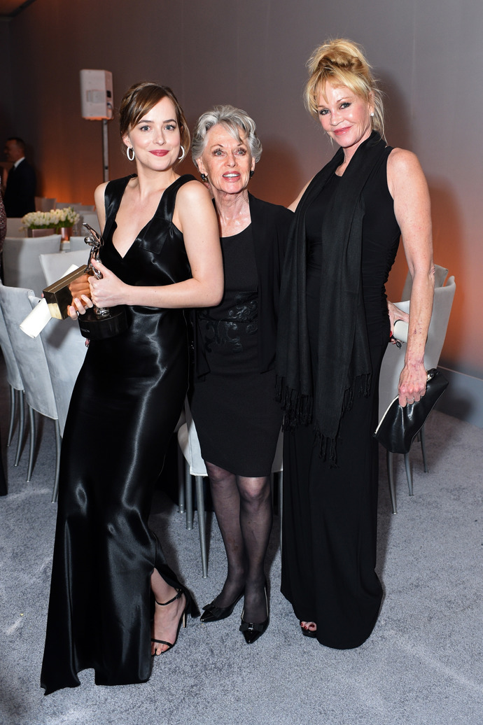 Dakota Johnson, Tippi Hedren a Melanie Griffith pózují s cenou Calvin Klein Emerging Star Award během 22. výročního udílení cen ELLE Women v Hollywoodu.
