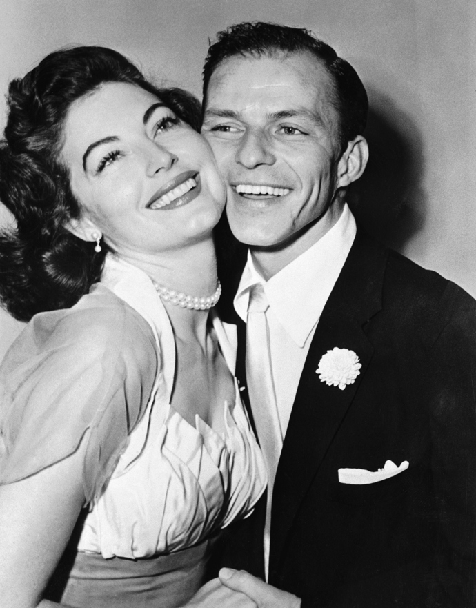 Frank Sinatra byl již slavným zpěvákem a do mladičké vycházející hvězdy Avy s čarovně zelenýma očima se ihned zakoukal. 
