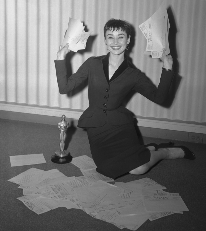 Šťastná Audrey po získání Oscara. Úsměv je ozdobou každé ženy. 
