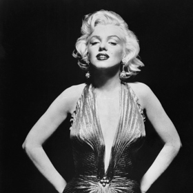 Marilyn Monroe, která se narodila 1. června 1926 v Los Angeles, bylaamerická, filmová herečka, modelka, zpěvačka a producentka. Nikdy neobjasněné okolnosti její předčasné smrti v roce 1962 pak vedly k velkému množství spekulací a teorií. Byla v roce 2009 zvolena za „nejvíce sexy herečku všech dob“.
