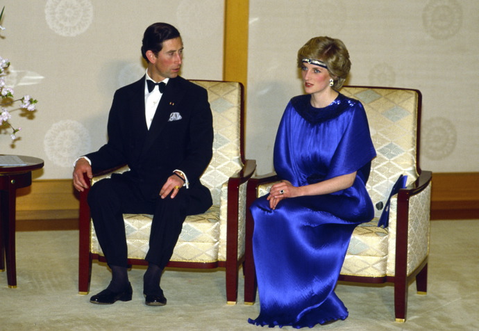 Princezna Diana tentokrát i v šatech v barvě centrálního kamene prstenu.
Princezna Diana tentokrát i v šatech v barvě centrálního kamene prstenu.