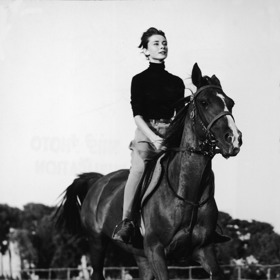Audrey Hepburn v Itálii. I při jízdě na koni vypadá úžasně. 
