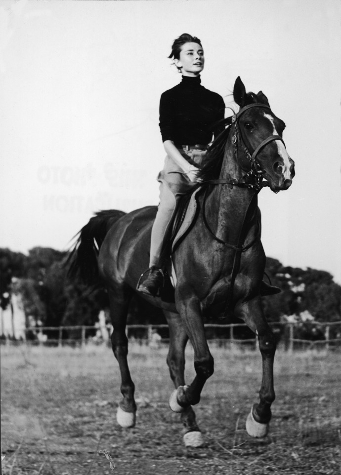 Audrey Hepburn v Itálii. I při jízdě na koni vypadá úžasně. 
