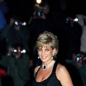 Princezna Diana a její milovaný zásnubní prsten s modrým cejlonským safírem a diamanty.
