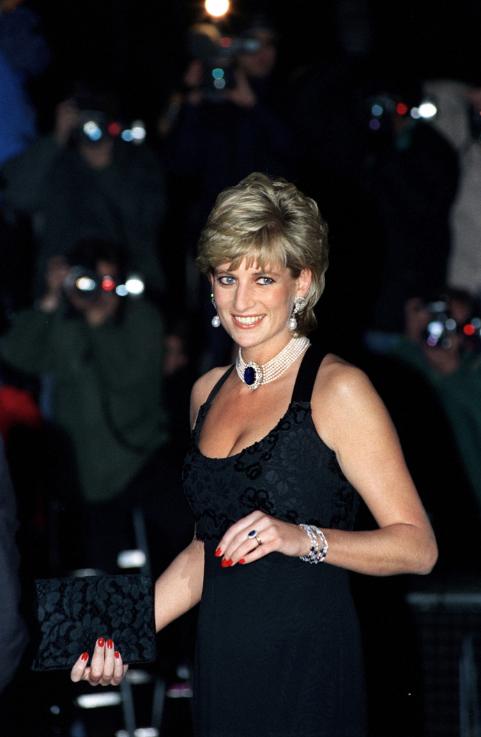 Princezna Diana a její milovaný zásnubní prsten s modrým cejlonským safírem a diamanty.
Princezna Diana a její milovaný zásnubní prsten s modrým cejlonským safírem a diamanty.