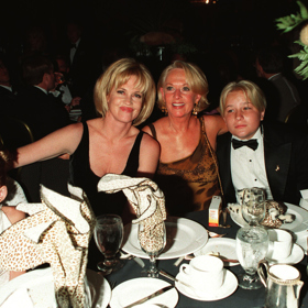 Malá Dakota Johnson, Melanie Griffith a Tippi Hedren na společenské akci v roce 1997.
