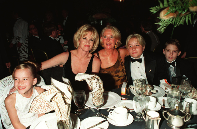 Malá Dakota Johnson, Melanie Griffith a Tippi Hedren na společenské akci v roce 1997.
