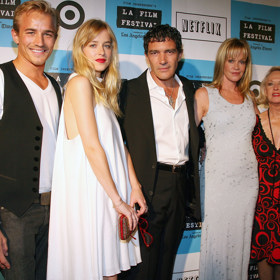 Sourozenci Jesse Johnson, Dakota Johnson, její nevlastní otec Antonio Banderas, Dakotina matka Melanie Griffith a babička Tippi Hedren na Los Angeles Film Festivalu v roce 2008.

