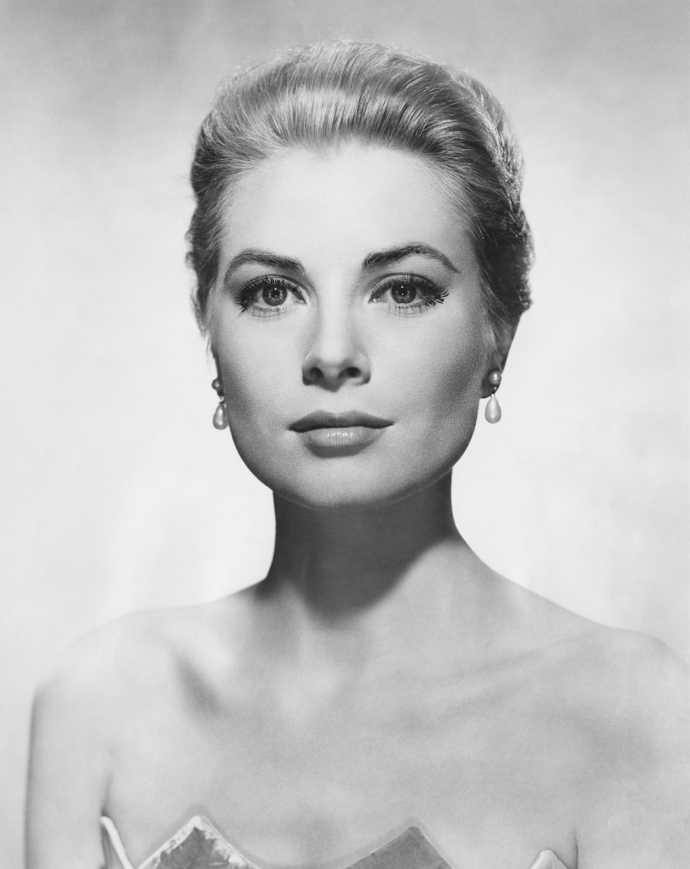 Grace Kelly, narozená 19. dubna 1956 byla americká herečka, oceněná Cenou filmové Akademie a mocná kněžna. V roce 1956 se vdala za monackého knížete Rainiera III., čímž získala titul Její knížecí Jasnost kněžna monacká, zkráceně kněžna Grace. Zemřela v roce 1982 na následky automobilové nehody, poté co ztratila kontrolu nad vozem, údajně v důsledku mrtvice.
