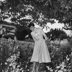 Krásná a šik Audery Hepburn v zahradě. 
