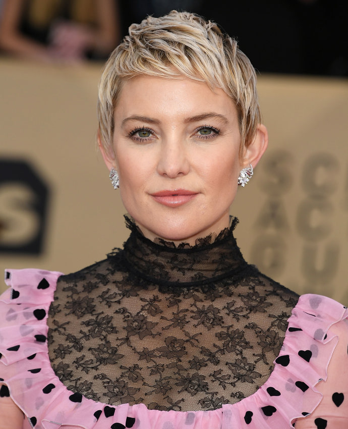 Kate Hudson nechává vyniknout jemné rysy obličeje, což ještě umocnila blond barvou, v krátkém účesu s mikro ofinou.
Kate Hudson nechává vyniknout jemné rysy obličeje, což ještě umocnila blond barvou, v krátkém účesu s mikro ofinou.