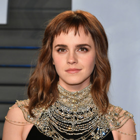 Herečka Emma Watson a její dětská ofina s dlouhými měkkými vlnami.
