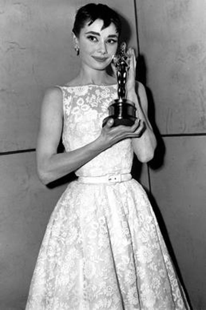 Audrey Hepburn mikro ofinu poprvé předvedla na Oscarech v roce 1954.
Audrey Hepburn mikro ofinu poprvé předvedla na Oscarech v roce 1954.