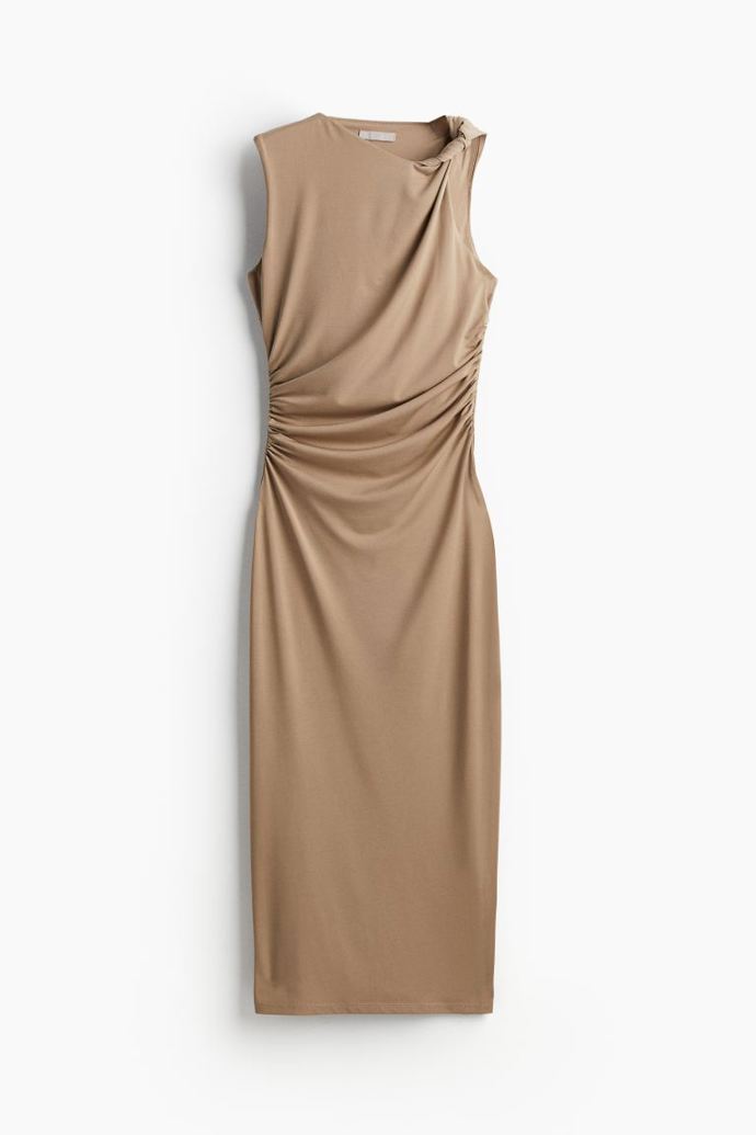 Hnědé nabírané šaty, H&M, 479 Kč
Hnědé nabírané šaty, H&M, 479 Kč