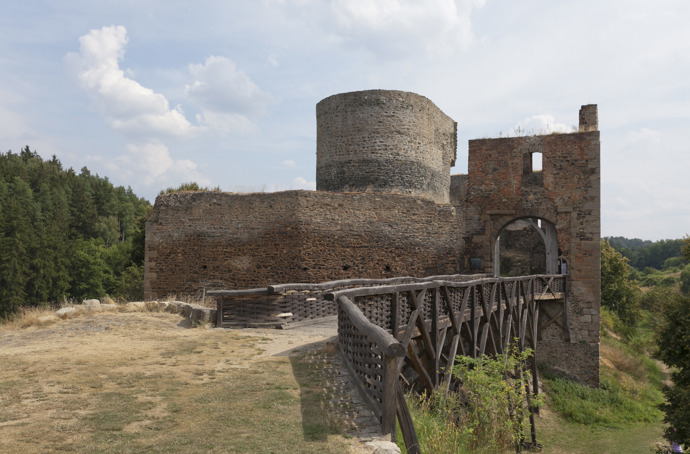 Hrad Krakovec je ukázkou vrcholné gotické architektury a je znám především díky tomu, že zde pobýval Mistr Jan Hus
