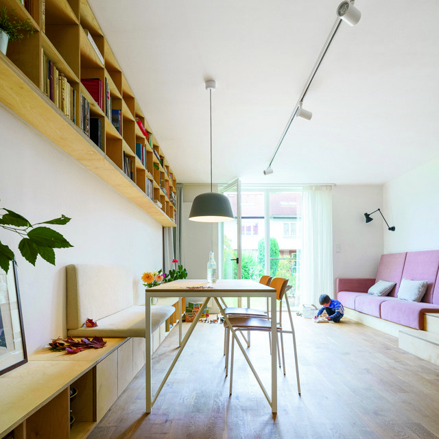 Proměna 

Ondřejova ložnice má novou úložnou stěnu s tajným vstupem do šatny, krásný designový radiátor a pár prvků s dotekem japandi. Inspirativní proměnu má na svědomí designérka Alexandra Dýcková. 
