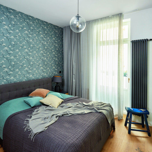 Ondřejova ložnice má novou úložnou stěnu s tajným vstupem do šatny, krásný designový radiátor a pár prvků s dotekem japandi. Inspirativní proměnu má na svědomí designérka Alexandra Dýcková. 
