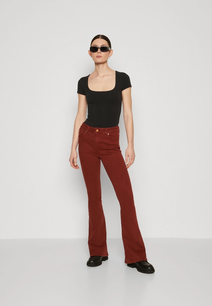 Džíny: Lois Jeans, 4 020 Kč
Džíny: Lois Jeans, 4 020 Kč