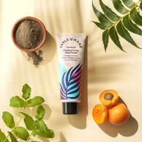Vyživující, lehká bahenní maska SahaScalp Cooling Scalp Mud Mask je určena pro všechny typy vlasové pokožky. Mořské bahno, mentol a neem společně čistí, ochlazují a hydratují pokožku hlavy, aby dosáhly nejlepších výsledků. Neem patří mezi nejúčinnější ájurvédské antibakteriální prostředky na zanícenou pokožku hlavy. Mořské bahno je zdroj energie bohatý na kyslík a minerály, který oživuje pokožku hlavy. Olej z meruňkových jader pečuje, vyživuje kořínky a obnovuje vlhkost pokožky. 860 Kč
