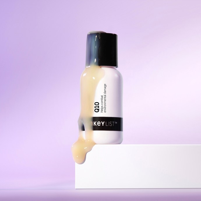 Koenzym Q10 působí v horních vrstvách pokožky jako výkonný antioxidant, který pomáhá chránit vaši pleť před environmentálním stresem. Toto lehké hydratační sérum s přidaným duálním peptidem Syn®-Tacks a skvalenem navíc pomáhá redukovat viditelnost jemných linií a vrásek. 210 Kč
