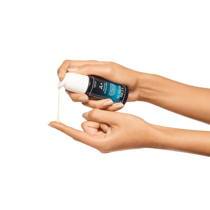 Sérum s retinolem A+ High-Dose Retinoid Serum obsahuje vysokou koncentraci stabilizovaných retinoidů, stejně jako výtažky na rostlinné bázi s podobnými vlastnostmi, jaké mají retinoidy. Bojuje proti známkám stárnutí a zlepšuje vzhled překrvené a UV zářením poškozené pleti. Zapouzdřený CoQ10 pomáhá zlepšit vzhled stárnoucí či poškozené pleti, zatímco havajský bílý med, bisabolol, výtažek z kaktusu a zázvor zklidňují, pro svěží pleť s jednotným tónem. Cena: 2190 Kč
