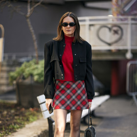 Kombinace kostkované minisukně a černé bundičky vytvoří tak trochu rockerský look.
